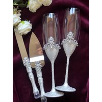 Personalisierte Weiße Hochzeit Gläser Und Tortenheber Messer Graviert Flöten Weiß Champagner Kuchen Schneide Set Braut Bräutigam von WarmhomeGifts