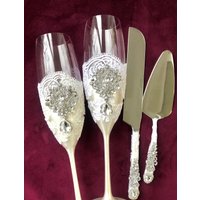 Personalisierte Weiße Hochzeitsgläser Und Kuchen Server Messer Graviert Hochzeit Flöten Weiß Champagner Schneiden Set Braut Bräutigam von WarmhomeGifts