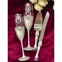 Personalisierte Weiße Hochzeitsgläser Und Kuchen Server Messer Graviert Hochzeit Flöten Weiß Champagner Schneiden Set Braut Bräutigam von WarmhomeGifts