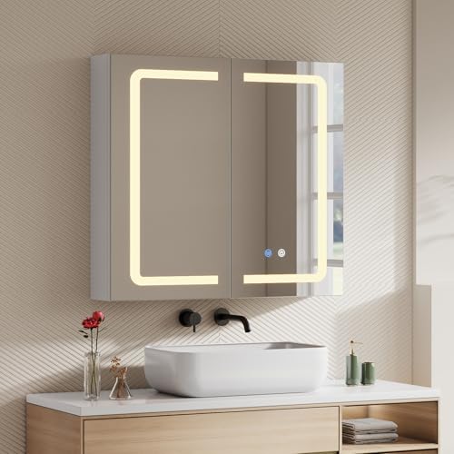 Warmiehomy Badezimmer Spiegelschrank mit Beleuchtung,65x60cm LED Badezimmerschrank mit Spiegel 3 Lichtfarbe Einstellbar | Steckdosen | Touchschalter | Defogger | Weiße Doppeltür von Warmiehomy