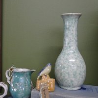 Vintage Mid Century Modern Hellgrüne Geschirr Keramik Vase, Retro Sanduhrförmige Vase Mit Schwammware Finish, Mod Green Speckled von WarmthandCheer