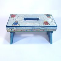 Blauer Hocker Mit Blauer Sitzbank Aus Holz Für Kinder Zur Geburt Oder Taufe von WaveLane
