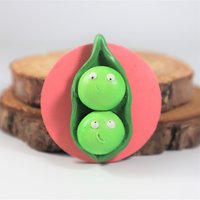 Süßer Erbsenmagnet, Handgemachter Polymer Clay Gemüse, Ton Magnet, Beste Freundin Geschenk, Gärtner Zwei Erbsen in Einer Pod Kawaii, Niedlich von WayOutsideStudios