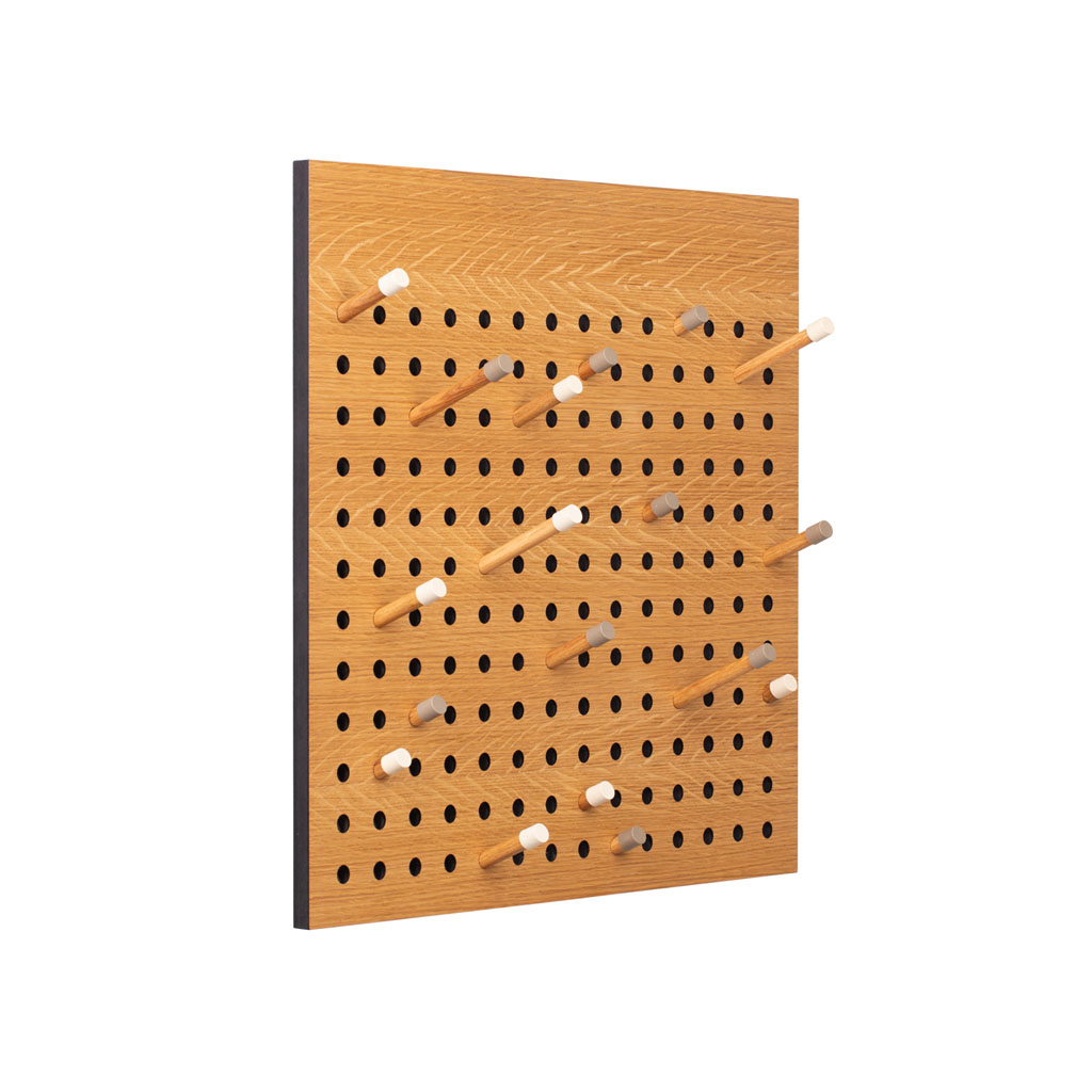 We Do Wood - Scoreboard - quadratische Wandgarderobe mit Holzpins von We Do Wood