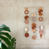 Moderne Wandkunst - Handgefertigtes Mid Century-Wandbehang in Warmen Tönen Mit Golddetail von WeAreLunarium