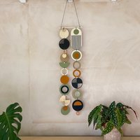 Moderne Wandkunst - Handgefertigtes Schlankes Wandbehang Mid Century Stil in Gebranntes Orange Und Golddetails von WeAreLunarium
