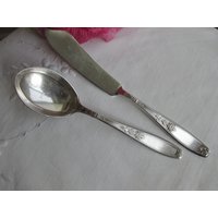 Zuckerlöffel Und Buttermesser Im "Botschafter" -Muster, Versilbert - Vintage von WeDigSilver