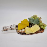 Ein Außergewöhliches Geschenk Flaschentablett Mit Griff Aus Einer Recycelten Weinflasche, Servierplatte, Käseplatte Ein Außergewöhliches Geschenk Flaschentablett Mit Griff Aus Einer Recycelten Weinflasche, Servierplatte, Käseplatte von WeStLiGlas