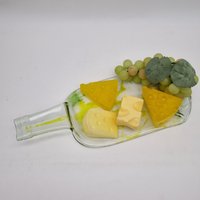 Ein Außergewöhliches Geschenk Flaschentablett Mit Griff Aus Einer Recycelten Weinflasche, Servierplatte, Käseplatte Ein Außergewöhliches Geschenk Flaschentablett Mit Griff Aus Einer Recycelten Weinflasche, Servierplatte, Käseplatte von WeStLiGlas