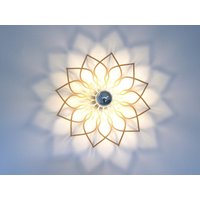 Led, Schattenleuchte, Holz, Blume, Lotus, Wandlampe, Deckenlampe von WeareclosedStudio