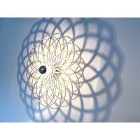 Weiße, Große Wandlampe, Wandleuchte, Blume, Mandala, Deckenlampe, Schattenwurf, Schattenlampe von WeareclosedStudio