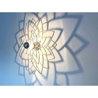 Weiße, Große Wandlampe, Wandleuchte, Lotusblume, Mandala, Deckenlampe, Schattenwurf, Schattenlampe von WeareclosedStudio