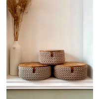 Häkelkorb Mit Holz Deckel Eiche, Rund in 2 Größen, Brotkorb, Bobbiny, Utensilo Häkelkorb Mit Holz Deckel Eiche, Rund in 2 Größen, Brotkorb, Bobbiny, Utensilo von WebenundWolleRama