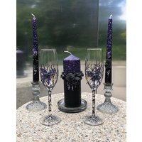 8Er Set Halloween Hochzeit Flöten Mit Schwarzer Rose Schwarz Lila Gläser Kerzen Motten Unity Kerzenset 8Er Set Halloween Hochzeit Flöten Mit Schwarzer Rose Schwarz Lila Gläser Kerzen Motten Unity Kerzenset von WeddingDayAustria