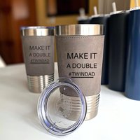 Make It A Double Twin Dad, Gravur Becher, Dad Reise Becher Für Papa Zwillinge, Zwillings Geschenk, Zwilling Tumbler Geschenk Zwillinge von WeddingFavorsandDeco