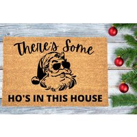 Weihnachten Fußmatte | Theres Some Hos in This House Weihnachtsmann Urlaub Lustige Weihnachts-Fußmatte von WeddingFavorsandDeco