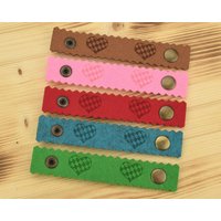 Maßkrugband Graviert "Rautenherz' in 27 Filz-Farben Für Den Henkel - Maßkrugbandl Bierkrugbandl Henkelband Bierkrugband von WeddingManiaShop