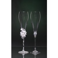Personalisierte Champagner Flöten Für Braut Und Bräutigam Mit Weißen Rose Gläser Handgemachte Rose & Kristalle Jahrestag Hochzeitsgeschenk von WeddingTableStudio