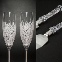 Personalisierte Hochzeit Flöten Tortenheber Und Messer Geschenk Weiß Silber Braut Bräutigam Gläser Toasten Champagner von WeddingTableStudio