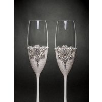 Personalisierte Hochzeit Gläser Weiß Champagner Flöten Weiße Hochzeitsgläser Mit Silber Dekor Braut Bräutigam Jahrestag von WeddingTableStudio