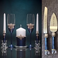 Personalisierte Hochzeitsflöten Tortenheber Messer Unity Kerzenset Sektflöte Blaue Braut Bräutigam Gläser Toasting Flöten Blau von WeddingTableStudio