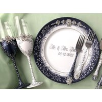 Personalisierte Hochzeitsgläser Weiß Marine Blau Champagner Flöten Mit Silber Dekor Weiße Braut Bräutigam Gläser Jubiläum von WeddingTableStudio