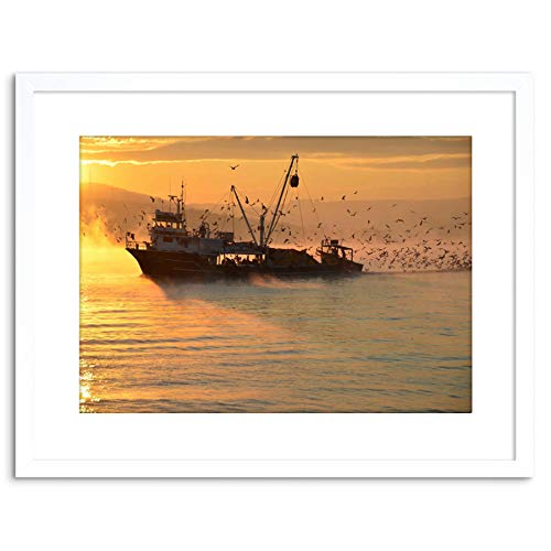 The Art Stop PHOTO SEASCAPE FISHING TRAWLER FLOCK SEAGULLS SUNRISE FRAMED PRINT F97X5612 von Wee Blue Coo