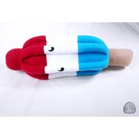 Popsicle Plüschtier Rot Weiß Blau Neuheit Kissen von WeeMoochi
