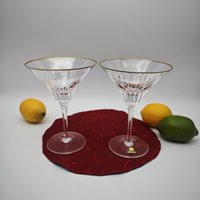 2x Martini Glas Goldrand Drache-Modell Kristallglas Bleikristall Handgeschliffen Vintage Midcentury Cocktailgläser Hollywood Regency von WeeNTAGE