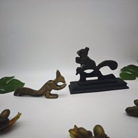 Vintage Nussknacker Eichhörnchen Aus Gusseisen Auf Holzsockel Oder Messing Goldfarben Auswahl Metall Deko Retro Sammlerstück von WeeNTAGE