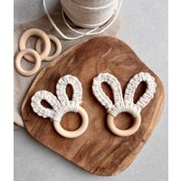 Makramee Osterhase | Osterdeko Babyspielzeug Mitbringsel Ostern Hase Babygreifling Serviettenring Tischdeko Fotodeko von WeekendMakramee