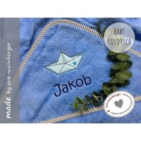 Kapuzenhandtuch Mit Namen Badetuch Baby Handtuch Babybadetuch Personalisiert Bestickt Mädchen Junge Papierboot Schiff von WeinbergerDesign