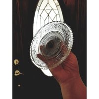 Vintage Verschnörkelte Glasschale Auf Metallfuß, Kleine Schale, Servierschale, Fußablage, Keksschale, Konfektschale von Welcome2Vintage