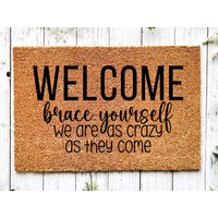 Lustige Türmatte, Coir Willkommensmatte, Hauseinwendiges Geschenk, Haustürmatte, Neues Wohngeschenk, Willkommenstürmatte, Hallo Türmatte von WelcomeIshDoormats