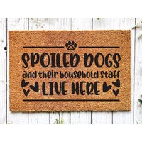 Lustige Verwöhnte Hunde-Türmatte, Coir-Türmatte, Willkommensmatte, Lustige Hundegeschenke, Wohndeko, Neues Zuhause Geschenk, Hundeliebhaber von WelcomeIshDoormats