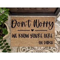 No Need To Knock We Know You're Here -The Dogs, Lustige Türmatte, Geschenk Zur Wohnungsgestaltung, Willkommensmatte, Zum Schließen von WelcomeIshDoormats