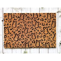 Ostern Türmatte, Leopard Home Doormatt, Hase Coir Willkommensmatte, Neues Zuhause Geschenk, Willkommens-Türmatte von WelcomeIshDoormats