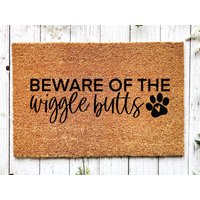 Willkommen Zuhause Matte, Wiggle Butts Fußmatte, Hund Housewarminggeschenk, Neues Geschenk, Willkommensmatte, Veranda, Outdoor Haustür Matte von WelcomeIshDoormats