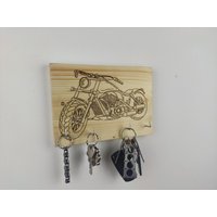 Einzigartiges Schlüsselbretter Aus Holz Mit Metallhaken Für Motorradfahrer Zwei Varianten Gravierte Wohnungsdekoration, Einzigartiges Design von WeldedShop