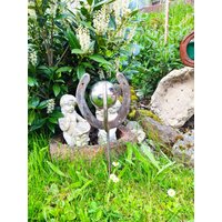 Gartenstecker Aus Hufeisen, Edelstahlkugel Und Baustahl in Glänzendem Edelrost Für Garten, Terrasse Blumenbeet von WeldedShop