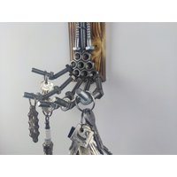 Handgemachtes Schlüsselbrett Aus Schrauben, Muttern Und Holz in Form Einer Hand - Der Perfekte Blickfang Für Deine Wohnung von WeldedShop
