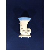 Kleine Cornucopia Vase Blau Und Weiß von WellKissMyGlass