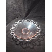 Lancaster Glas Open Work 11'' Flache Runde Schale in Rosa von WellKissMyGlass