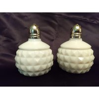 Miniatur Milchglas Diamantschliff Runde Salz - Und Pfefferstreuer von WellKissMyGlass