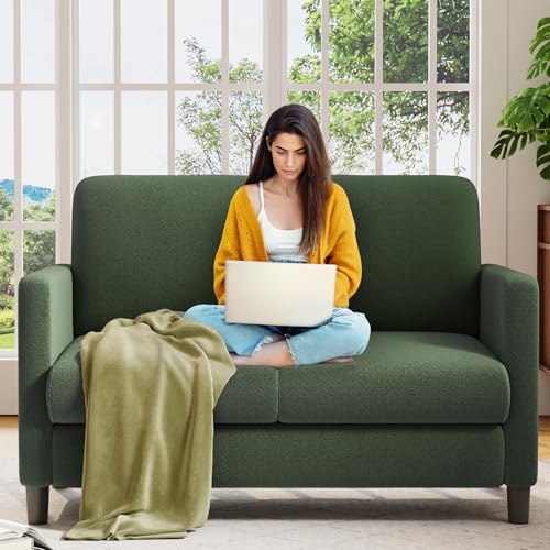 Sofa 2 Sitzer Klein, 130cm Mini Couch Klein, Gemütliches kleines Sofa für Jugendzimmer, Werkzeugfreies Aufstellen von Minisofa, 2er Sofas und Couchs aus Vollholz, Kleine Sofas Wohnzimmer, Grün von Welzona