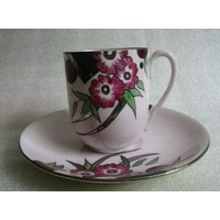 Art Deco Handgemalte Kirschblüte C 1942 Demitasse Tasse Untertasse Künstler Signiert Art Deco Handgemalte Kirschblüte C 1942 Demitasse Tasse Untertasse Künstler Signiert von Wendyleez