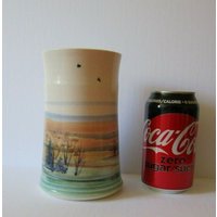 Art Pottery Handbemalte Geworbene Vase Aus Weißem Ton Künstler Signed Ocean Beach Küstendekor von Wendyleez