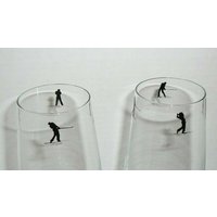 Check Sale Details Paar Signierte Klare Bier Gläser Stemware Golfers Black Emaille Art Deco Style Silohette "99 von Wendyleez