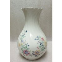 Check Sale Details Vintage Blumenvase/Pot Belly Vase Von Sadler England in Weiß Mit Einem Blumenmuster Auf Geformter Swirl Keramik von Wendyleez
