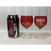 Check Sale Details Vintage Paar Ruby Rot Gebeizte Kleine Weinkelche Boho Glas Geätzt Mit Punkten Und Ovalen von Wendyleez